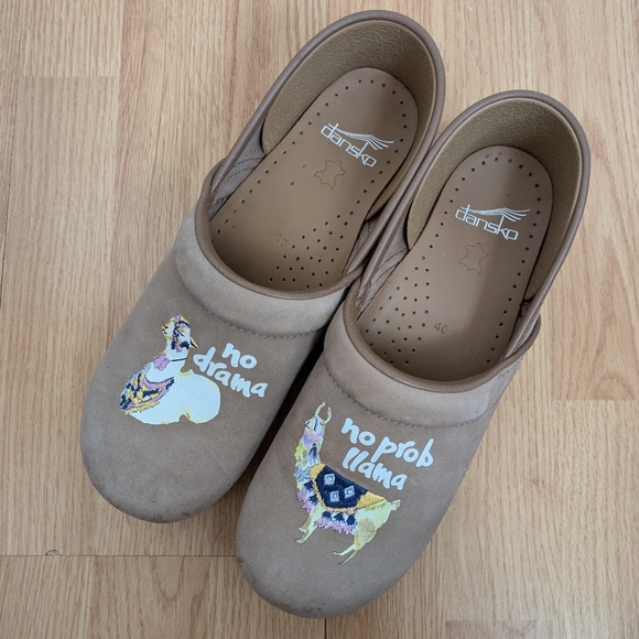 Dansko Twin Pro Beige Tan "No Prob Llama" Print Mules Clogs Shoes Size 40 US 10 - Picture 15 of 16